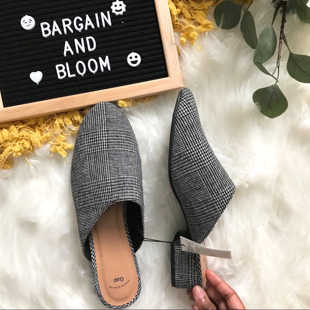 💕NWT GAP slip on black and white mules